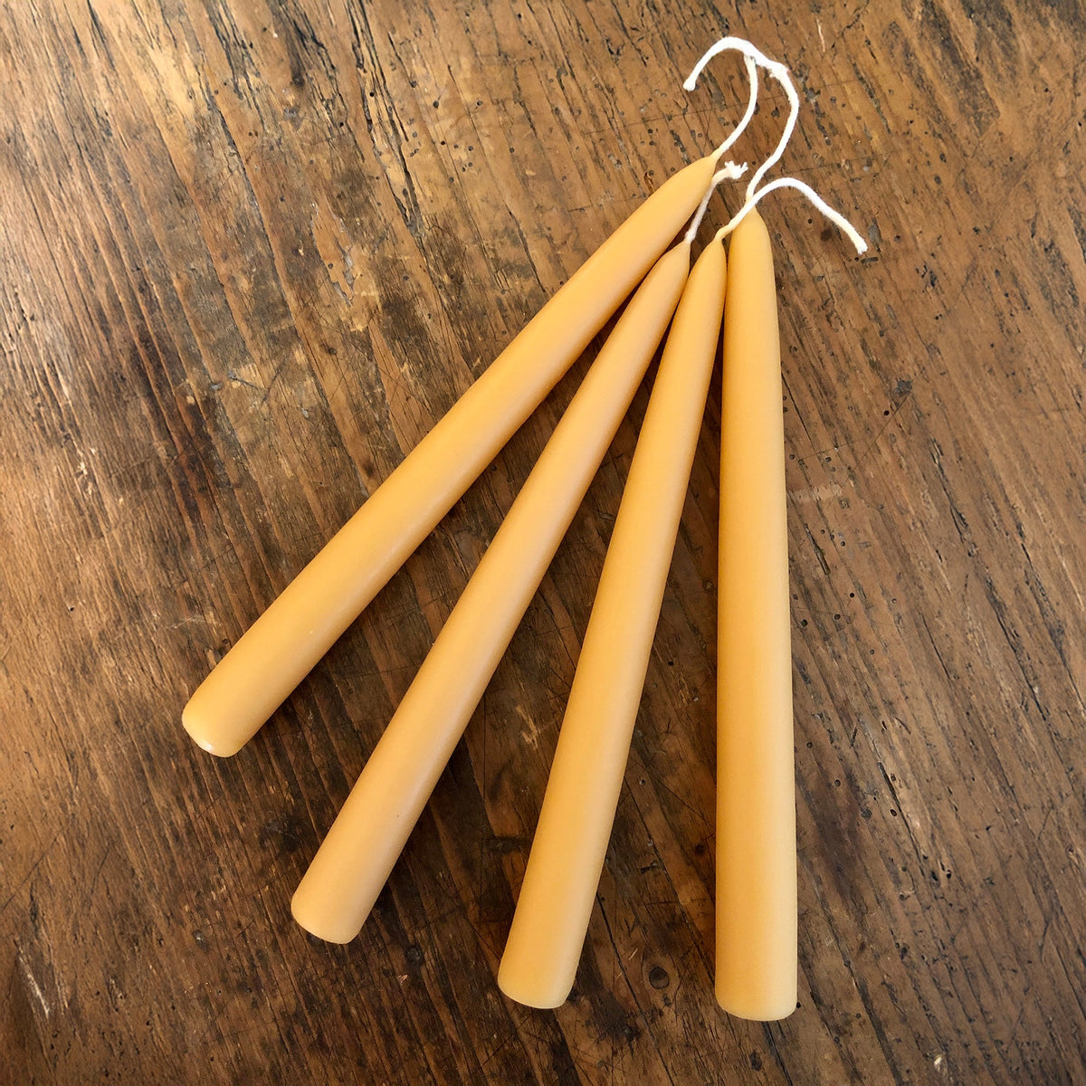 Bougies trempées à la main, cire d&#39;abeille