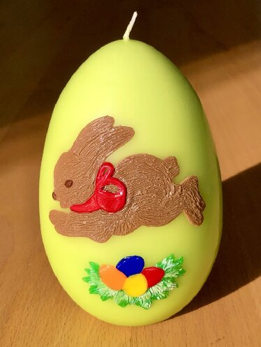 Hase mit Osternest